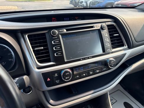 Used 2018 Toyota Highlander XLE AWD/4WD image 17