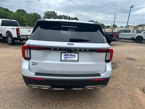 New 2026 Ford Explorer Active RWD image 3