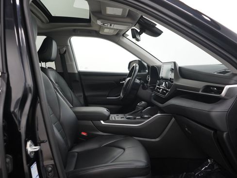 Used 2020 Toyota Highlander XLE AWD/4WD image 13
