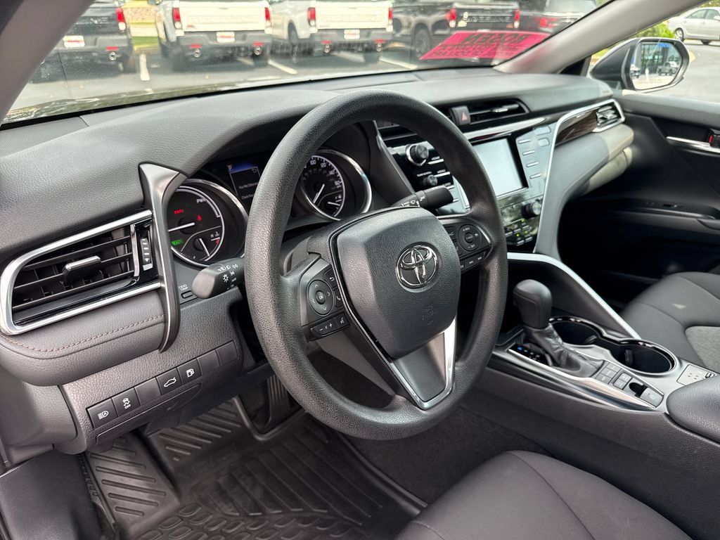 Used 2018 Toyota Camry LE FWD image 14