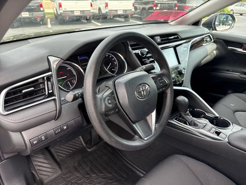 Used 2018 Toyota Camry LE FWD image 14