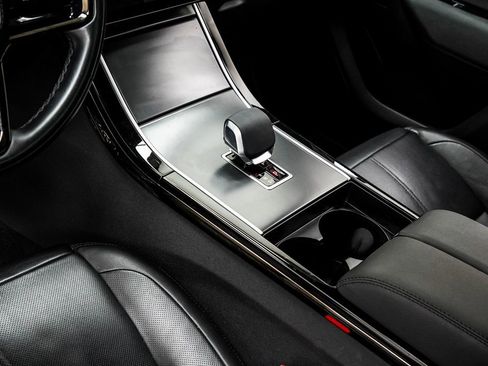 Used 2025 Land Rover Range Rover Velar Dynamic SE image 16