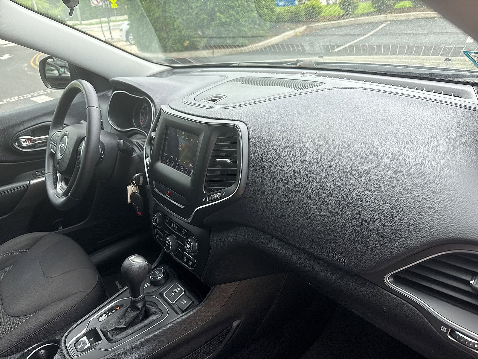 Used 2019 Jeep Cherokee Latitude w/ Cold Weather Group AWD/4WD image 38