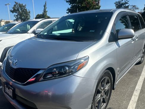 Used 2017 Toyota Sienna SE FWD image 4