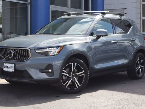 Used 2023 Volvo XC40 B5 Plus AWD/4WD image 1