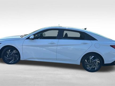 Used 2025 Hyundai Elantra SEL image 4