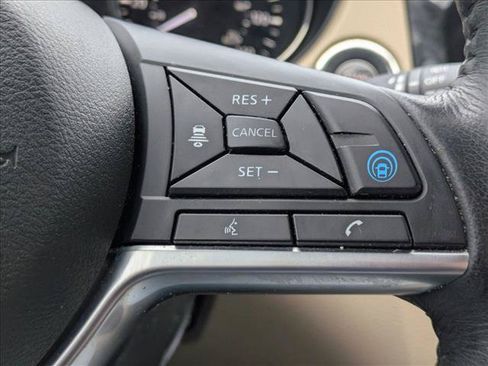 Used 2018 Nissan Rogue SL w/ Premium Package FWD image 6