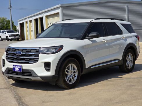 Used 2025 Ford Explorer Active RWD image 3