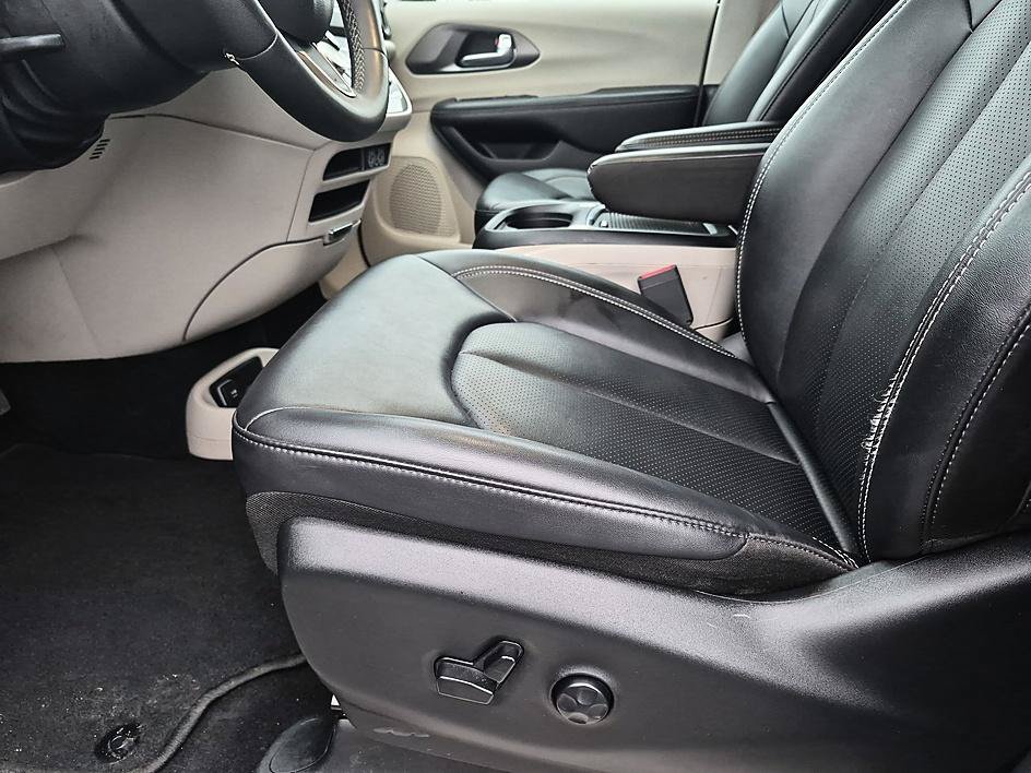 Used 2024 Chrysler Pacifica Touring-L FWD image 14