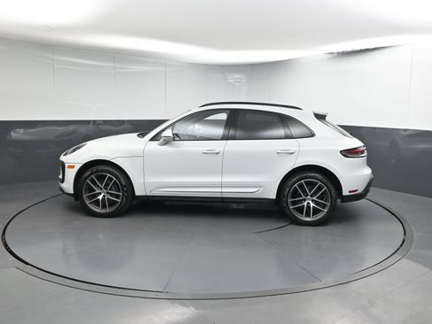 Used 2022 Porsche Macan image 2
