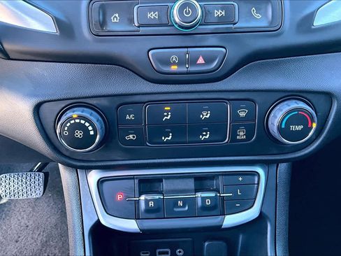 Used 2024 GMC Terrain SLE image 33