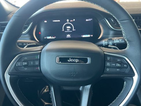 Used 2025 Jeep Grand Cherokee Altitude AWD/4WD image 24