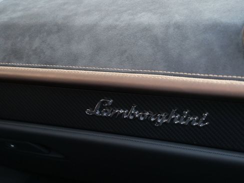 Used 2024 Lamborghini Huracan Tecnica image 18