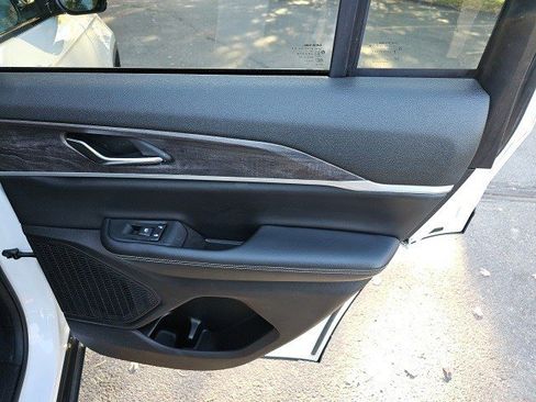 Used 2024 Jeep Grand Cherokee Limited image 17