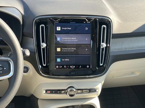 Used 2023 Volvo XC40 B4 Plus w/ Driver Assist Package image 16