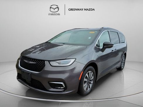 Used 2021 Chrysler Pacifica Touring-L FWD image 4