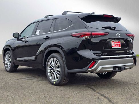 New 2026 Toyota Highlander Platinum image 6