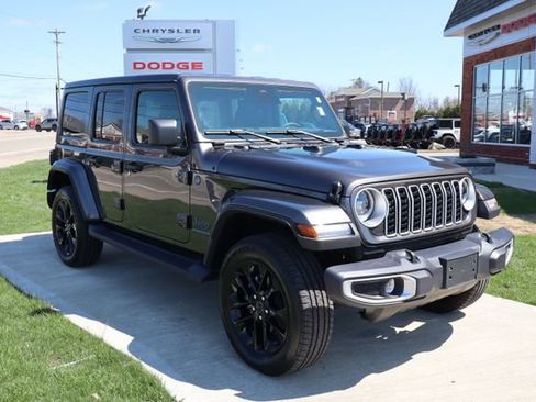 Used 2025 Jeep Wrangler Unlimited Sahara AWD/4WD image 3