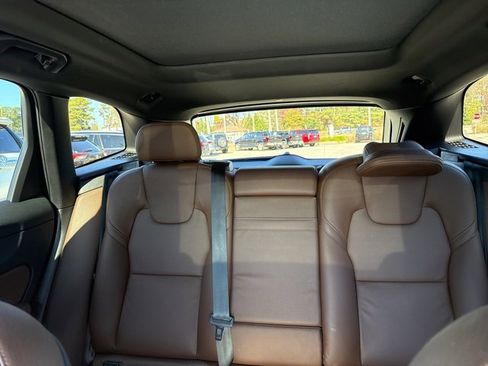 Used 2021 Volvo XC60 T5 Momentum w/ Advanced Package image 9