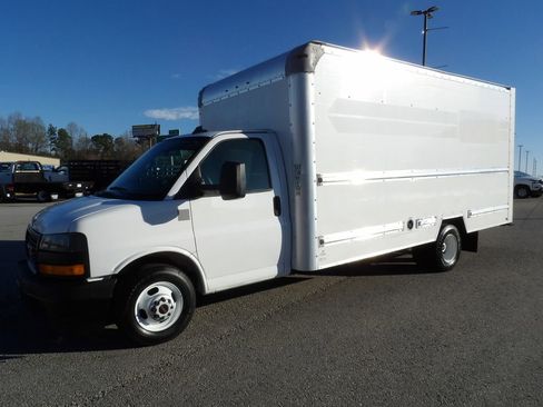 Used 2019 GMC Savana 3500 Extended w/ Driver Convenience Package image 3