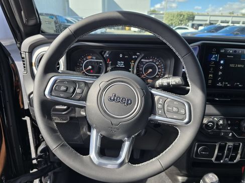 Used 2025 Jeep Wrangler Unlimited Sahara AWD/4WD image 22