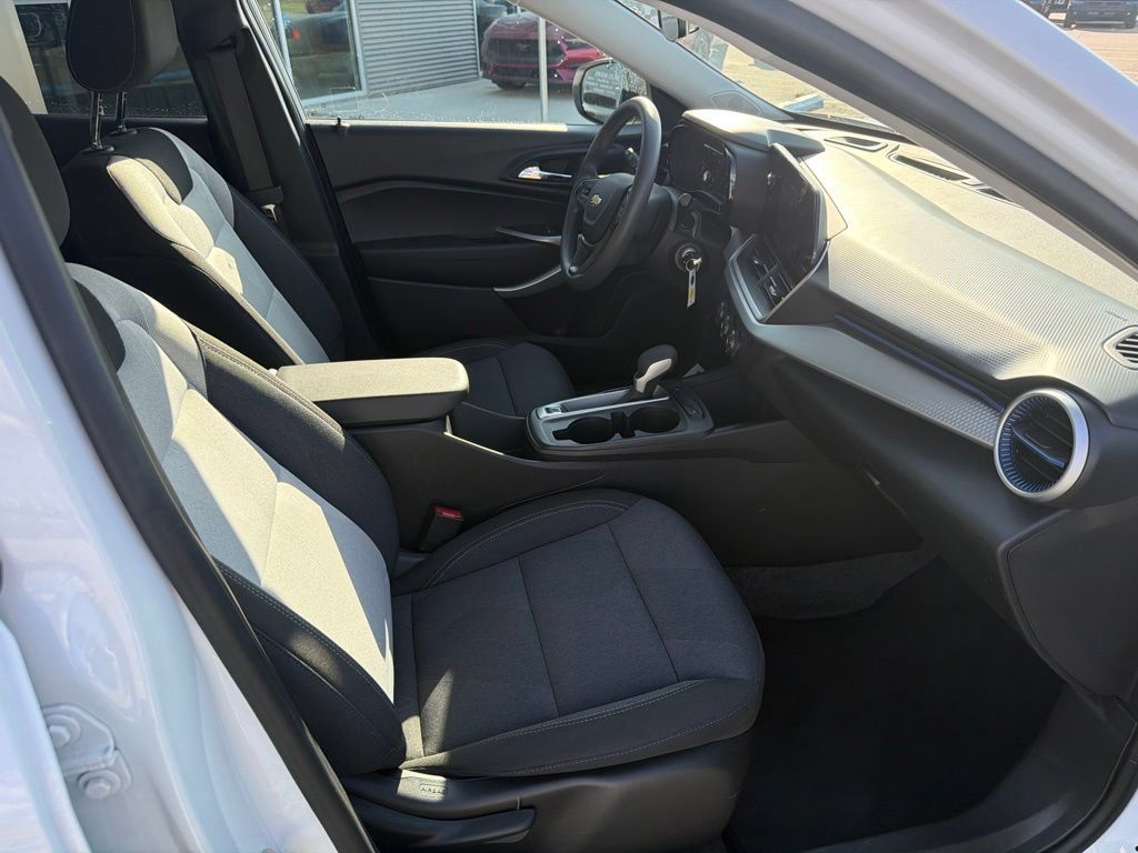 Used 2026 Chevrolet Trax LS FWD image 35