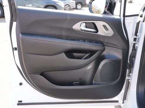Used 2025 Chrysler Pacifica Select FWD image 13