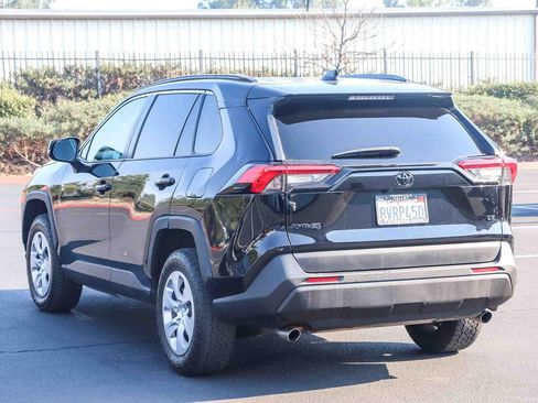 Used 2021 Toyota RAV4 LE FWD image 5