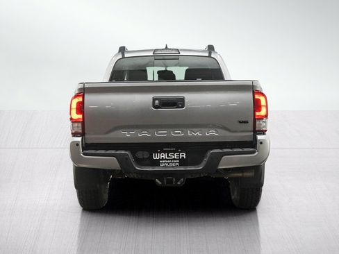 Used 2017 Toyota Tacoma TRD Sport w/ Premium & Technology Package AWD/4WD image 4