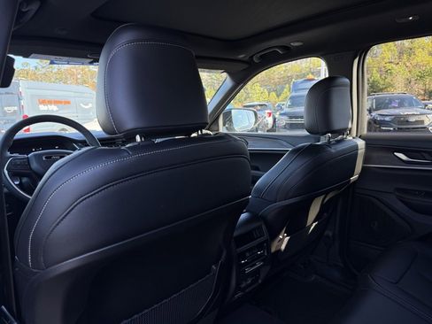 Used 2024 Jeep Grand Cherokee Limited w/ Black Appearance Package image 25