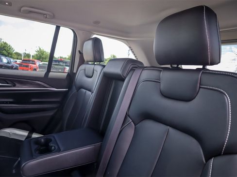 Used 2023 Jeep Grand Cherokee Limited image 24