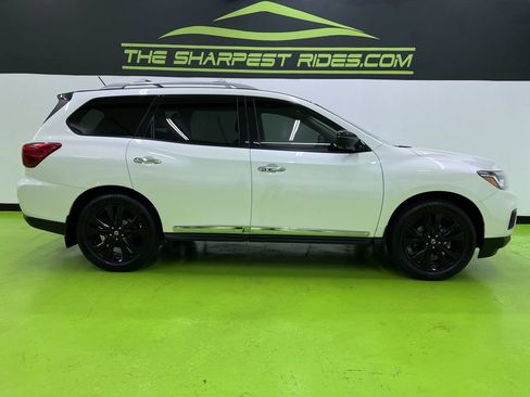 Used 2017 Nissan Pathfinder Platinum w/ Midnight Edition Package AWD/4WD image 11
