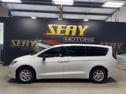 Used 2024 Chrysler Voyager LX FWD image 3