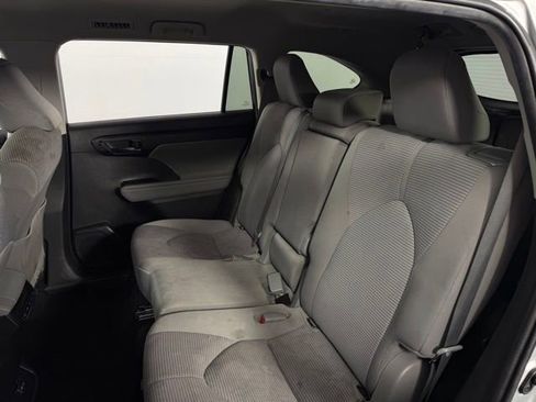 Used 2022 Toyota Highlander L image 14