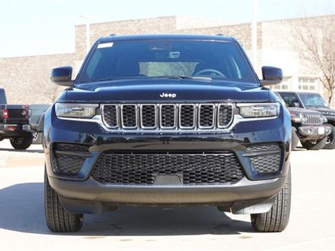 New 2025 Jeep Grand Cherokee Laredo image 2