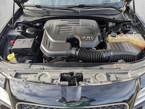 Used 2016 Chrysler 300 Limited image 19
