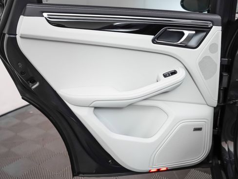 New 2026 Porsche Macan image 25