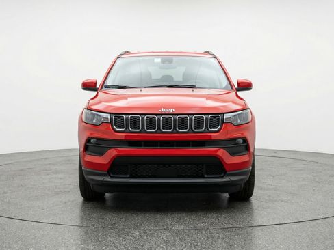 Used 2025 Jeep Compass Latitude image 2