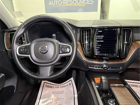 Used 2022 Volvo XC60 B5 Momentum image 18