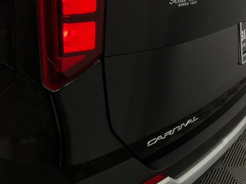 Used 2025 Kia Carnival EX image 13