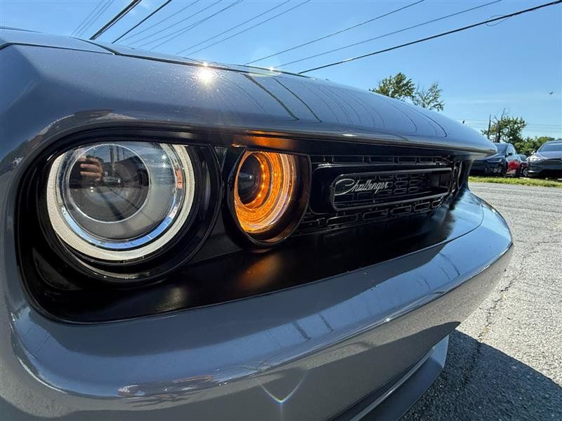 Used 2017 Dodge Challenger R/T RWD image 7