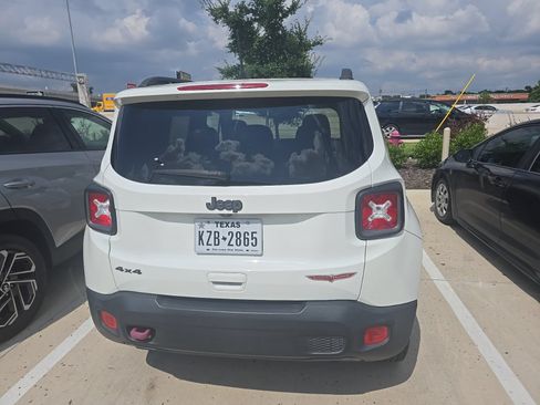 Used 2018 Jeep Renegade Trailhawk w/ UConnect 8.4 Nav Group AWD/4WD image 5