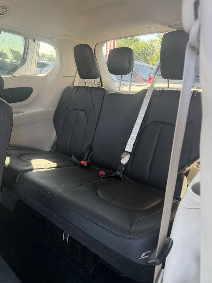 Used 2019 Chrysler Pacifica Touring-L FWD image 11