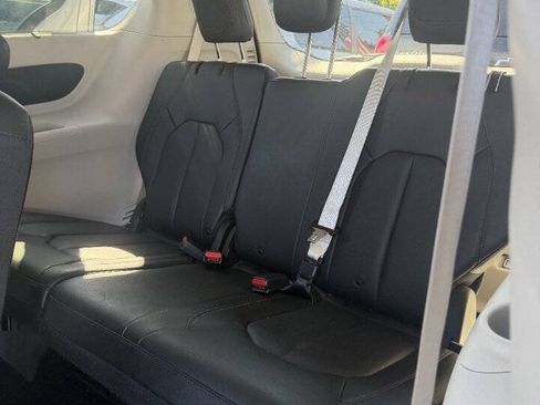 Used 2019 Chrysler Pacifica Touring-L FWD image 11