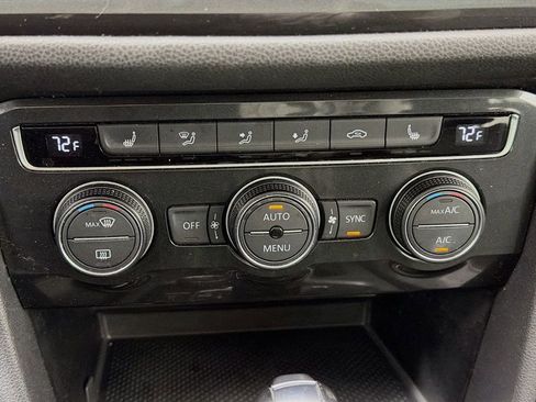 Used 2018 Volkswagen Tiguan SE w/ Panoramic Sunroof Package image 16