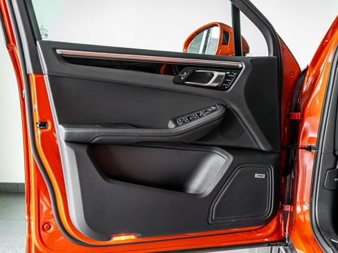 Certified 2024 Porsche Macan AWD/4WD image 12