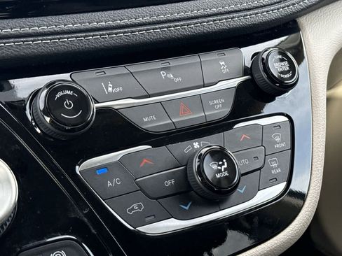 Used 2024 Chrysler Pacifica Select image 23