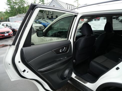 Used 2018 Nissan Rogue SV AWD/4WD image 28