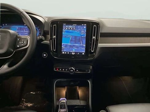 Used 2025 Volvo XC40 B5 Plus image 13