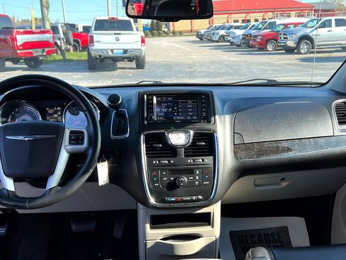 Used 2014 Chrysler Town & Country Touring image 11